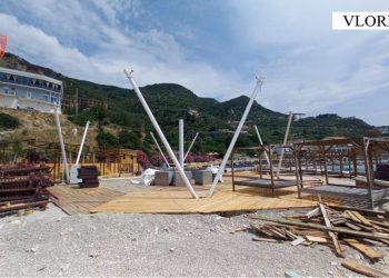 Po ndërtonte pa leje në plazhin e Jonufrit, arrestohet 62-vjeçari –