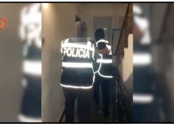 VIDEO/ Armë dhe drogë në banesë, arrestohen dy persona në Korçë –