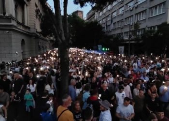 “Vuçiç ik”, dhjetëra mijëra persona në protestën antiqeveritare në Serbi –