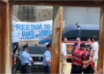 “Liri për kryebashkiakun e Himarës”, mbështetësit e Belerit protestojnë para bashkisë –