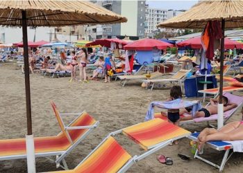 Shiu nuk i ndal pushuesit, shijojnë plazhin në mot të freskët në Durrës –