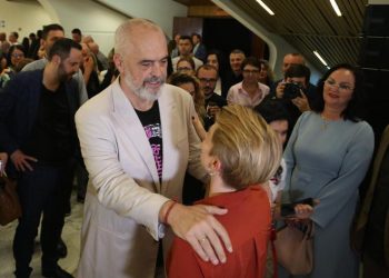 FOTO/ 32-vjetori i PS, Rama shfaqet edhe me tabaka. Momentet pikante