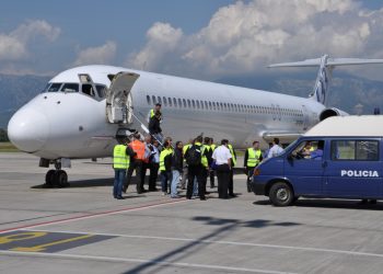 Riatdhesohen 50 shqiptarë nga Britania, policia nis verifikimet –