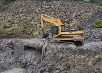 Rrëshqitja e dheut rrezikon të shembë urën në Korçë –