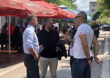 Ardhja e opozitarëve serbë në Zveçan krijon tensione mes protestuesve –