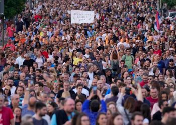 Vazhdojnë protestat masive kundër qeverisë në Serbi –