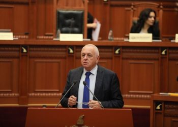 Qeveria s’ka guxim të dënojë gjenocidin serb se mërzitet Vuçiçi –