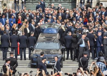 Varka largohet nga Villa San Martino, për djegien e trupit të Silvio Berlusconit –