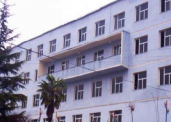 Aksident/ Makina futet poshtë kamionit, plagosen rëndë dy të rinj –