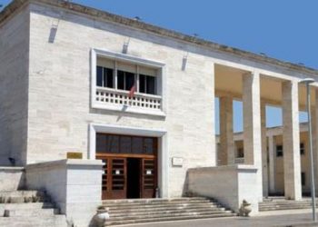 Studiues brenda dhe jashtë vendit, kundër mbylljes së Akademisë Albanologjike –