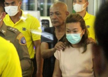 Mashtroi dhe helmoi 14 persona, një grua përballet me 80 akuza –