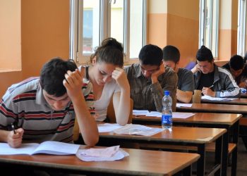 Rektorja dhe pedagogia në Shkodër që i “ndihmojnë të gjithë”, ja sa paguhen për një provim –