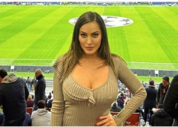 VIDEO/ Tifozja e nxehtë e Napolit shëtit lakuriq nëpër qytet –