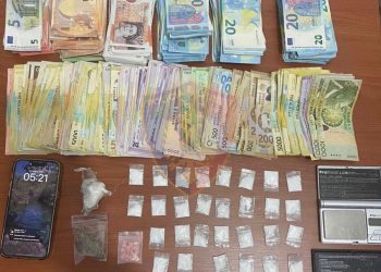 Hiqeshin si turistë, kapen britanikët që shpërndanin kokainë në Dhërmi/ Detajet –