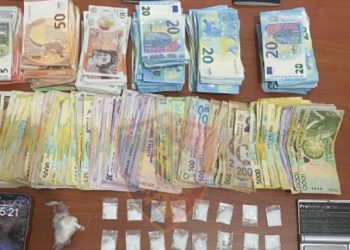 “Një rrugë e dy punë”/ Shisnin drogë në Dhërmi, vihen në pranga dy turistë anglezë –