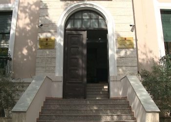 “Mbështetje për të punuar në vend ose 3 mijë euro shkollimi në vit”, politikat për mjekët e rinj –