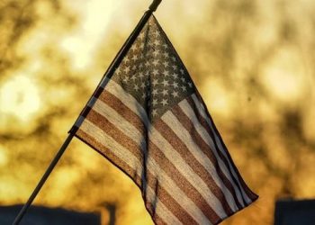 Ish-shefi i policisë dënohet me burgim të përjetshëm, akuzohet për zjarrvënie dhe vrasje të mbetur në tentativë –