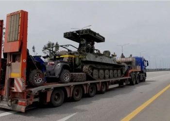 Video/ “Beteja” në autostradë, helikopterët rusë sulmojnë autokolonën Wagner –