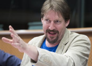 Eurodeputeti “thumbon” Lajçakun: Vendi i tij ende nuk e njeh Kosovën, ai është…