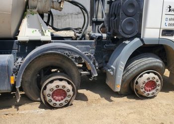 U çanë gomat e betonierës –