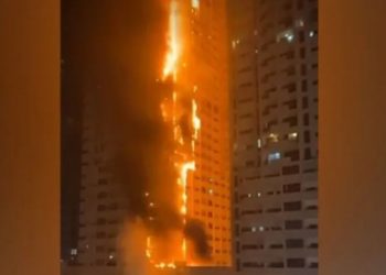 Pamje të frikshme, ndërtesa 36-katëshe ‘pushtohet’ nga flakët