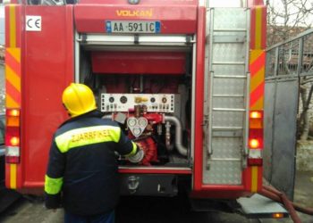 Përfshihet nga flakët kati i dytë i një banese në Tiranë, nuk ka të lënduar –