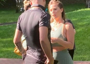 Shumë pranë njëri-tjetrit, Luiz Ejlli dhe Olta Gixhari “kapen mat” në parkun e Tiranës (FOTO LAJM) –