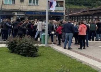 Arrestohen tre serbë në Zveçan, ndalnin automjetet në rrugë –