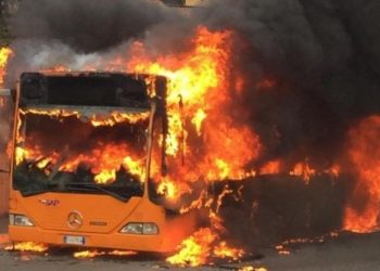 Autobusi merr flakë, 37 persona të lënduar mes tyre gra dhe fëmijë –