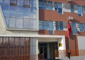 Dhunuan përmbaruesit, lihen në burg babë e bir në Elbasan –