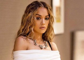 Në prag të albumit “You & I”, Rita Ora shfaqet tepër elegante me fustan të bardhë –