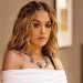 Në prag të albumit “You & I”, Rita Ora shfaqet tepër elegante me fustan të bardhë –