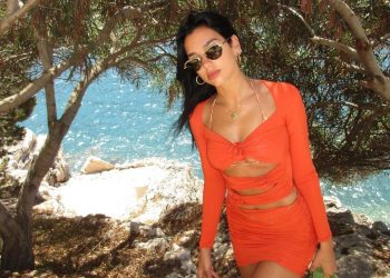 ‘A ma mirë ktu a atje?’, Dua Lipa vijon pushimet në jug të Shqipërisë –