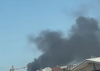 Shpërthen zjarri në Tiranë, reja e tymit mbulon zonën (VIDEO)