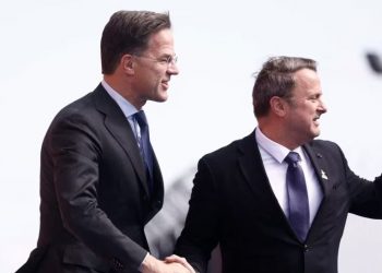 Tensionet në Veri/ Kryeministrat e Holandës dhe Luksemburgut vizitojnë Kosovën e Serbinë –