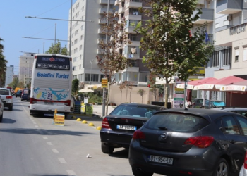 Mungesa e hapësirave të parkimit dëmton turizmin në Durrës –