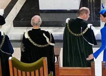 Moment “i pahijshëm” gjatë kurorëzimit të Charles III –