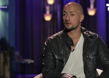 “Kujdes flokët se po t’i merr era”/ Një mirëseardhje e “këndshme” për Kristin në Kepin e VIP-ave –