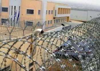 Arratisja nga burgu/ Ja si ‘ia punoi’ shqiptari policëve grekë –