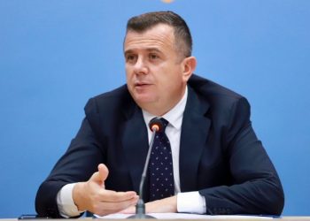 Qëlloi me armë ndaj komshinjve, Balla shkarkon shoferin e Nikollës –