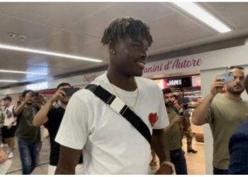 Mbrojtësi mbërrin në Milano, Inter prezanton përforcimin e tretë –