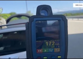 Mos fluturoni të arrini detin, familja ka nevojë për ty –