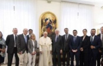 Vizita nuk u lajmërua! Pas Shqipërisë, Bill Clinton dhe Alex Soros takojnë Papa Françeskun (VIDEO) –