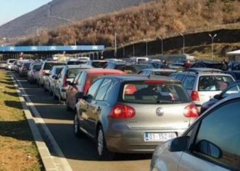 Ritmi i ngathët i punës shkakton radhë kilometrike në kufi –