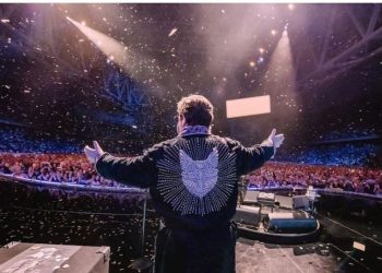 Elton John mbylli turneun e lamtumirës me një koncert në Suedi –