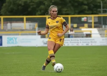 Futbollistja seksi shijon Ibizën duke “injoruar mesazhet e burrave” –