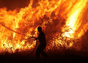 SHBA ofron ndihmë për shuarjen e zjarrjeve në Greqi –