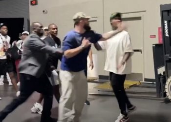 Bokierët e famshëm përleshen në palestrën e Arenës së Las Vegasit –