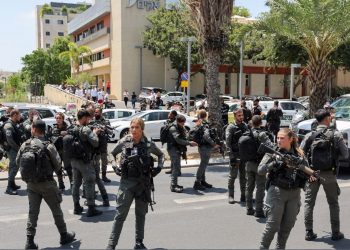 Militanti i Hamasit plagos 8 persona në Tel Aviv ndërsa Izraeli vazhdon me operacionin në Bregun Perëndimor –