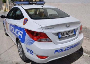 Dhunuan përmbaruesit, policia arreston babë e bir në Librazhd –